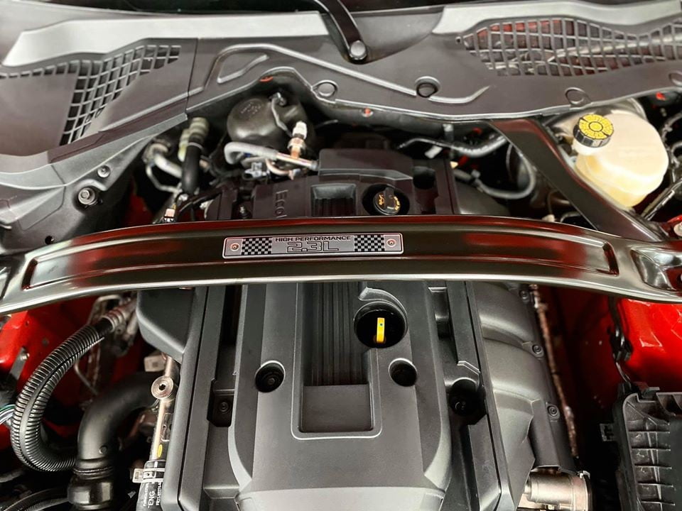 Động cơ EcoBoost, 2.3L của chiếc Ford Mustang này có thêm gói trang bị High Performance nên công suất tăng thêm 20 mã lực, lên mức 330 mã lực