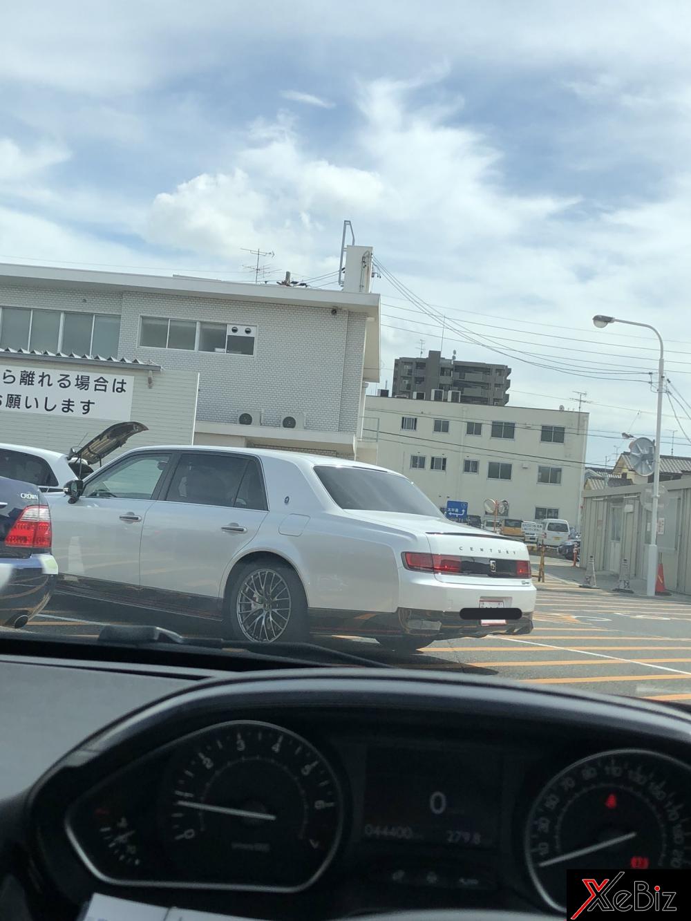 Chiếc Toyota Century GRMN xuất hiện trên đường phố Nhật Bản