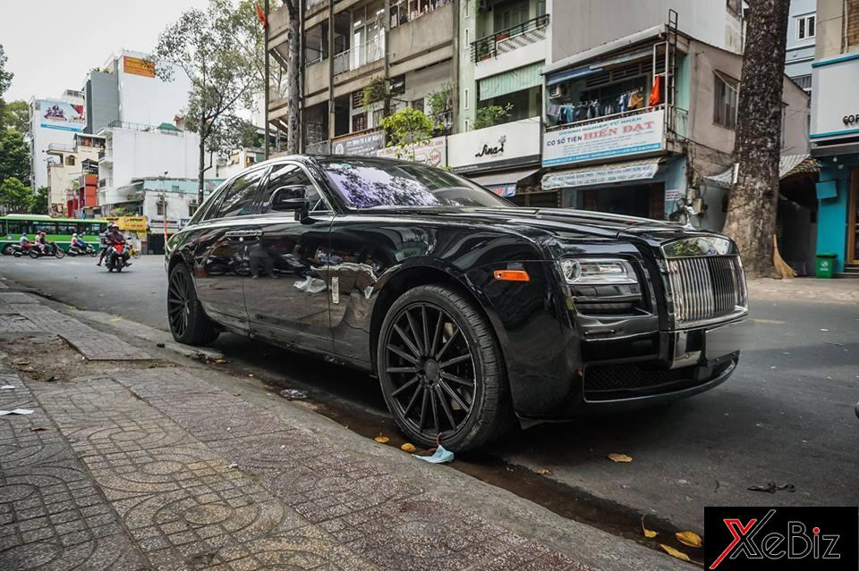 Một chiếc Rolls-Royce Ghost vừa xuất hiện tại cửa hàng chăm sóc xe nằm trên đường Trần Bình Trọng, quận 5, Tp.HCM.
