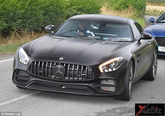 Lukaku lái chiếc Mercedes-AMG GT 2018 mới tậu đến sân tập