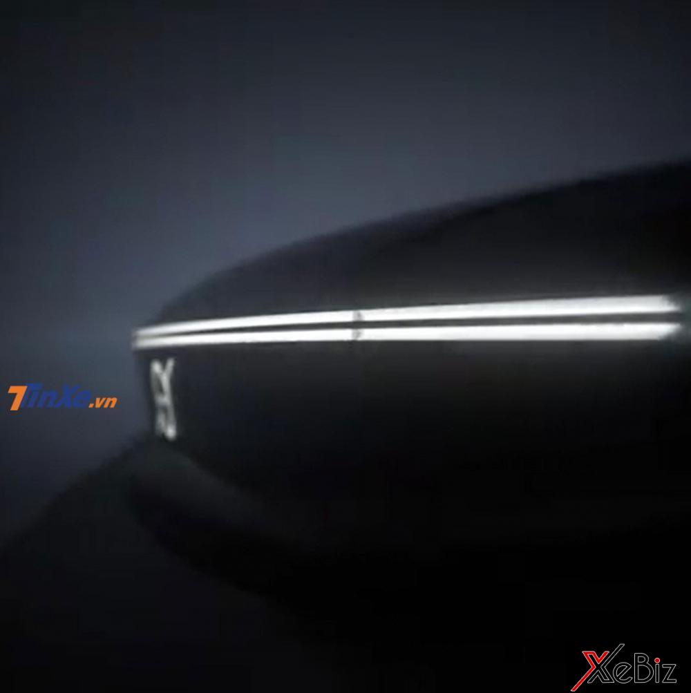 Logo hình ký hiệu cổ của sắt phát sáng trên đầu xe