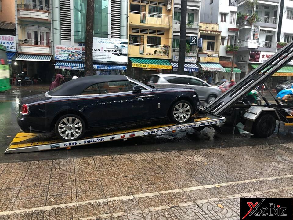 Xe mui trần Rolls-Royce Dawn độc nhất Việt Nam bàn giao cho khách trong ngày mưa