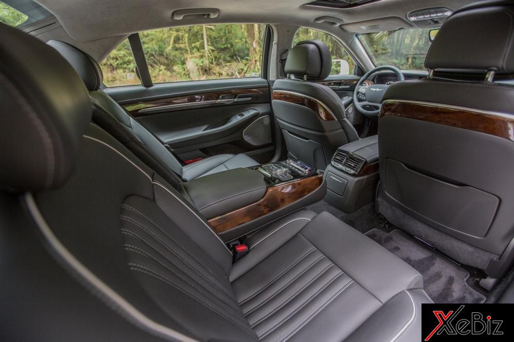 2 mẫu xe G90 mới đều tích hợp một đầu CD/DVD tiêu chuẩn nằm ngay trong hộp găng tay genesis-g90-2018-he-lo-nhieu-thong-tin-moi