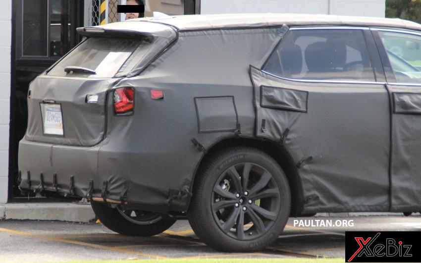 Đuôi xe Lexus RX được kéo dài ra lexus-rx-phien-ban-3-hang-ghe-xuat-hien-tren-pho