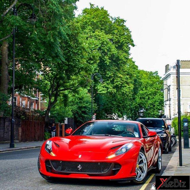 Lộ diện chiếc siêu xe Ferrari 812 Superfast đầu tiên đến tay khách hàng 3 lo-dien-chiec-sieu-xe-ferrari-812-superfast-dau-tien-den-tay-khach-hang