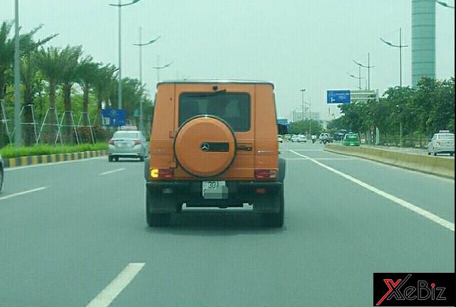mercedes-benz-g63-amg-khoac-ao-cam-ruc-tren-pho-ha-noi