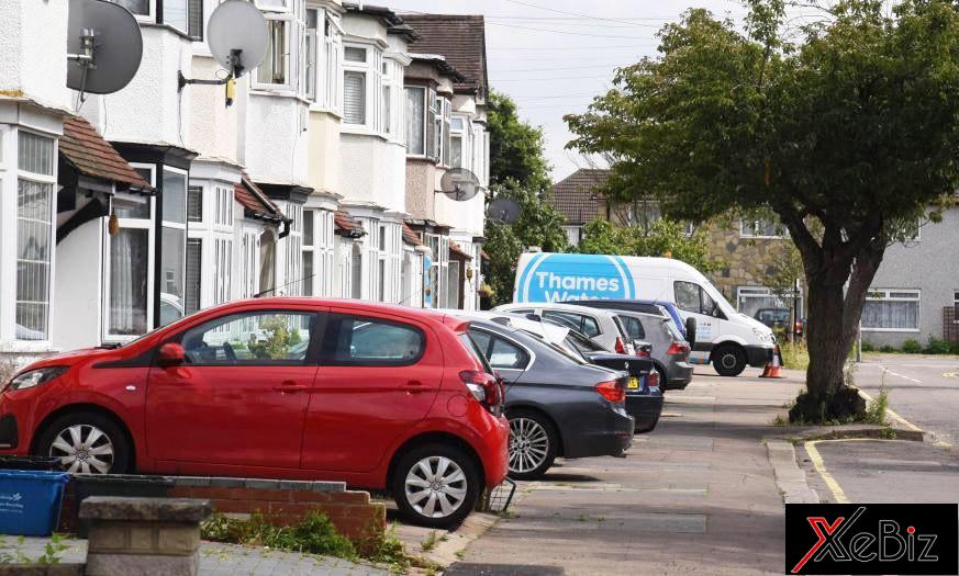 Những ngôi nhà ở khu vực này đã xây cách đây khá lâu, khi mà kích thước của xe hơi không lớn như bây giờ. Ảnh: The Sun. tai-xe-anh-noi-gian-vi-bi-phat-do-xe-ngay-tren-loi-vao-nha