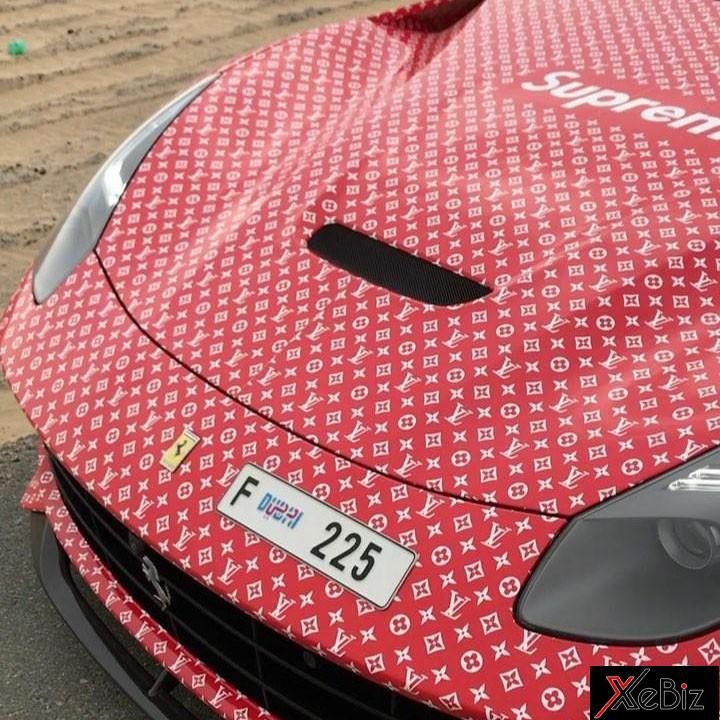 thieu-gia-15-tuoi-khoac-bo-canh-louis-vuitton-x-supreme-cho-sieu-xe-ferrari