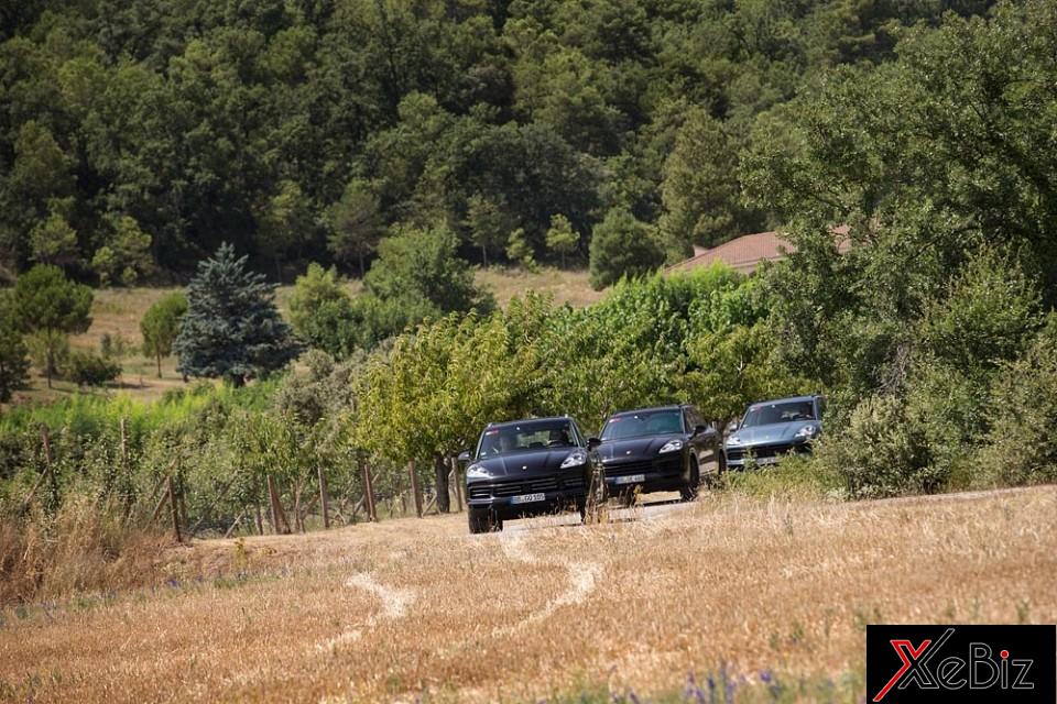 bai-kiem-tra-gat-gao-tien-ra-mat-cua-porsche-cayenne-2018