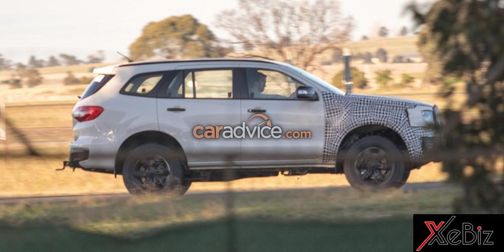 ford-everest-va-ranger-2018-bi-bat-gap-tren-duong-chay-thu