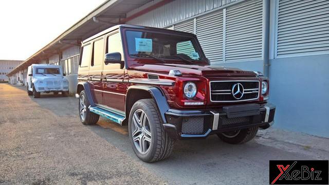 mercedes-benz-g63-amg-khoac-ao-cam-ruc-tren-pho-ha-noi