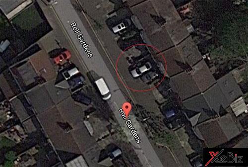 Ảnh lấy từ vệ tinh cho thấy một đoạn trên đường Roll Gardens. Có những chiếc xe cỡ lớn đỗ trên lối ra, vào nhà dân nhưng nhô khá nhiều ra hè, như xe trong khoanh tròn. tai-xe-anh-noi-gian-vi-bi-phat-do-xe-ngay-tren-loi-vao-nha
