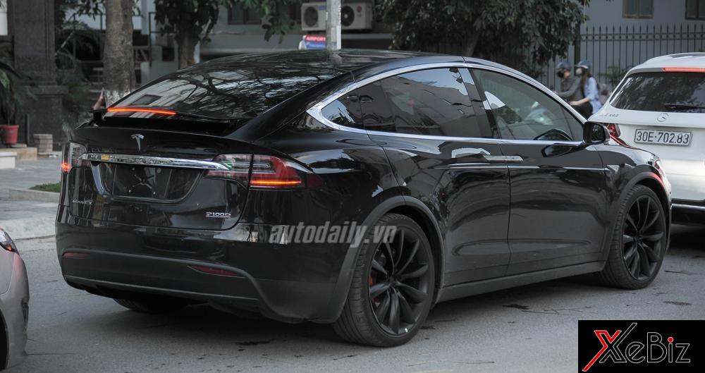 tesla-model-x-p100d-xuat-hien-tai-ha-noi-gia-12-ty-dong