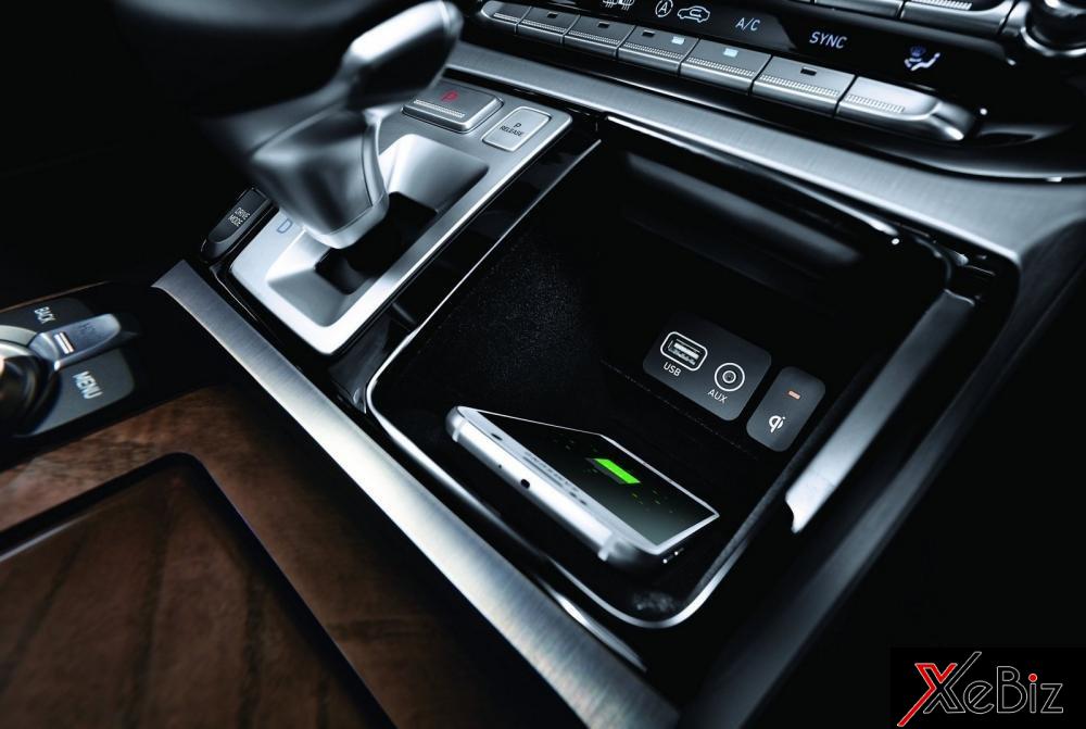 Xe còn có hệ thống thông tin giải trí tại bảng điều khiển trung tâm genesis-g90-2018-he-lo-nhieu-thong-tin-moi