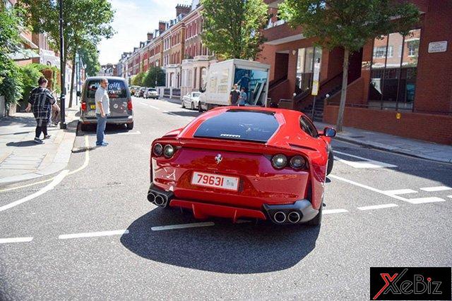 Lộ diện chiếc siêu xe Ferrari 812 Superfast đầu tiên đến tay khách hàng 5 lo-dien-chiec-sieu-xe-ferrari-812-superfast-dau-tien-den-tay-khach-hang