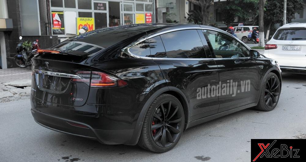 tesla-model-x-p100d-xuat-hien-tai-ha-noi-gia-12-ty-dong