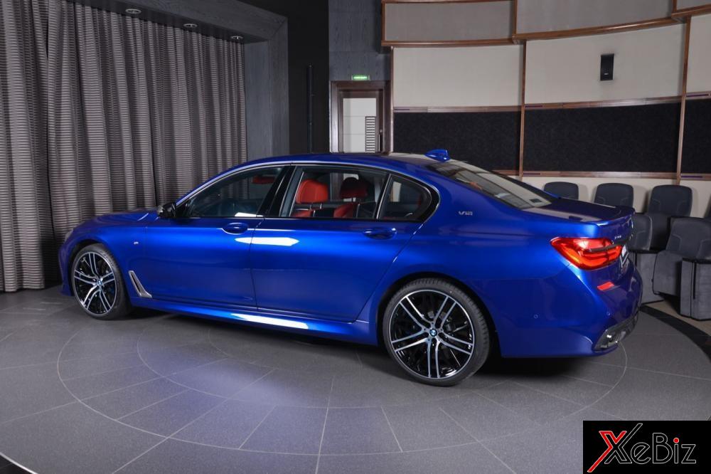 Một số hình ảnh xe BMW M760Li xDrive màu San Marino Blue: 4Một số hình ảnh xe BMW M760Li xDrive màu San Marino Blue: 4. bmw-m760li-mau-doc-san-marino-blue-xuat-hien-voi-ve-dep-gan-nhu-hoan-hao