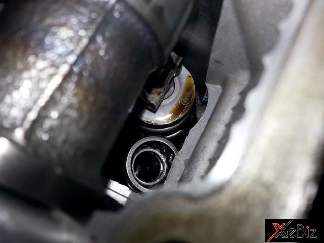 vat-la-xuat-hien-trong-dong-co-xe-mitsubishi