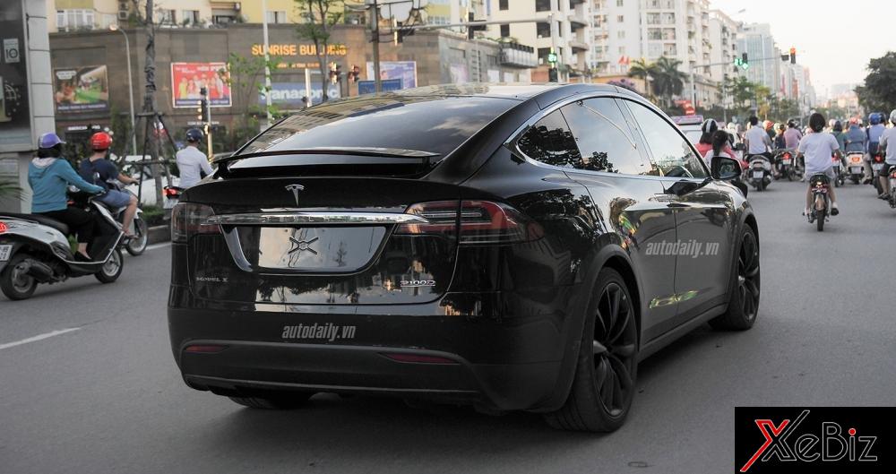 tesla-model-x-p100d-xuat-hien-tai-ha-noi-gia-12-ty-dong