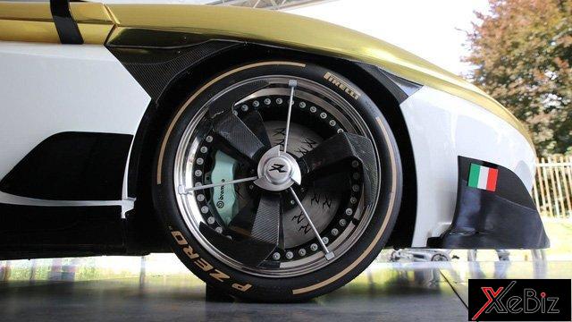 ngam-sieu-xe-charlotte-roadster-gia-15-trieu-euro-so-huu-be-ca-ben-trong