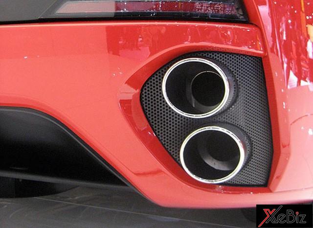 bien-hinh-cua-ong-xa-tren-xe-sang