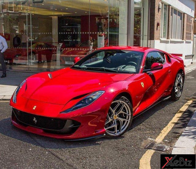 Lộ diện chiếc siêu xe Ferrari 812 Superfast đầu tiên đến tay khách hàng 2 lo-dien-chiec-sieu-xe-ferrari-812-superfast-dau-tien-den-tay-khach-hang