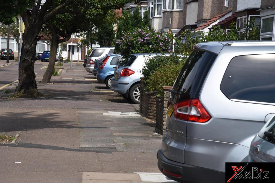 Mặc dù đã đỗ ngay trên lối ra, vào nhà nhưng nhiều xe bị gắn vé phạt chỉ vì nhô ra hè vài centimet. Ảnh: The Sun. tai-xe-anh-noi-gian-vi-bi-phat-do-xe-ngay-tren-loi-vao-nha