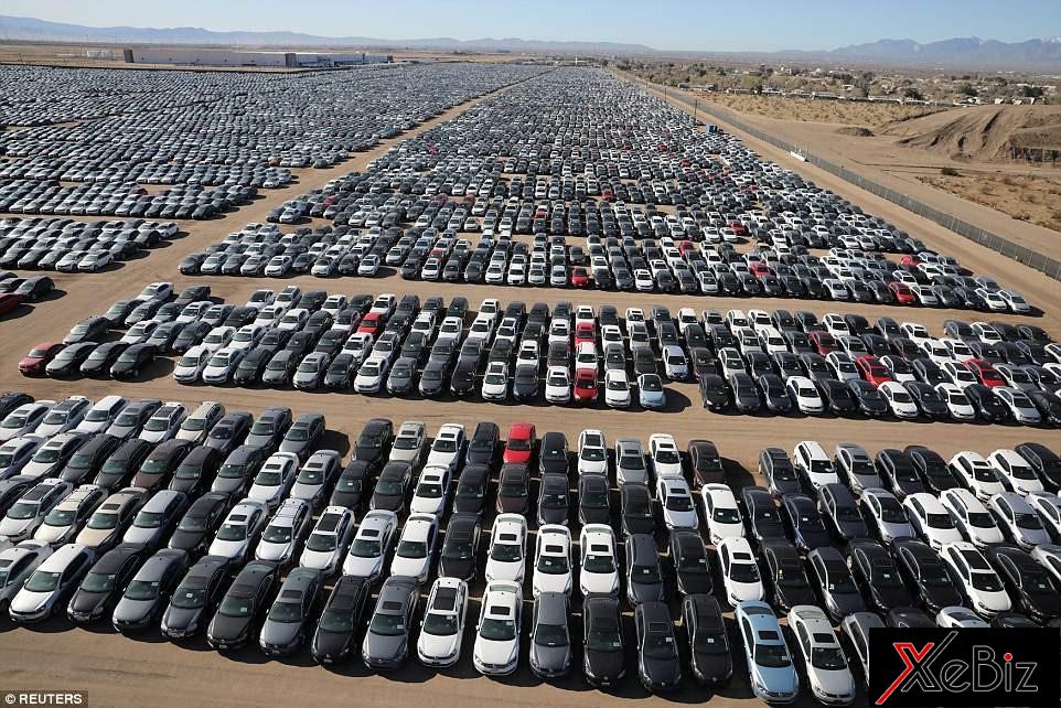 Sốc trước hình ảnh hàng nghìn chiếc xe Volkswagen bị "xếp xó" ở một hoang mạc