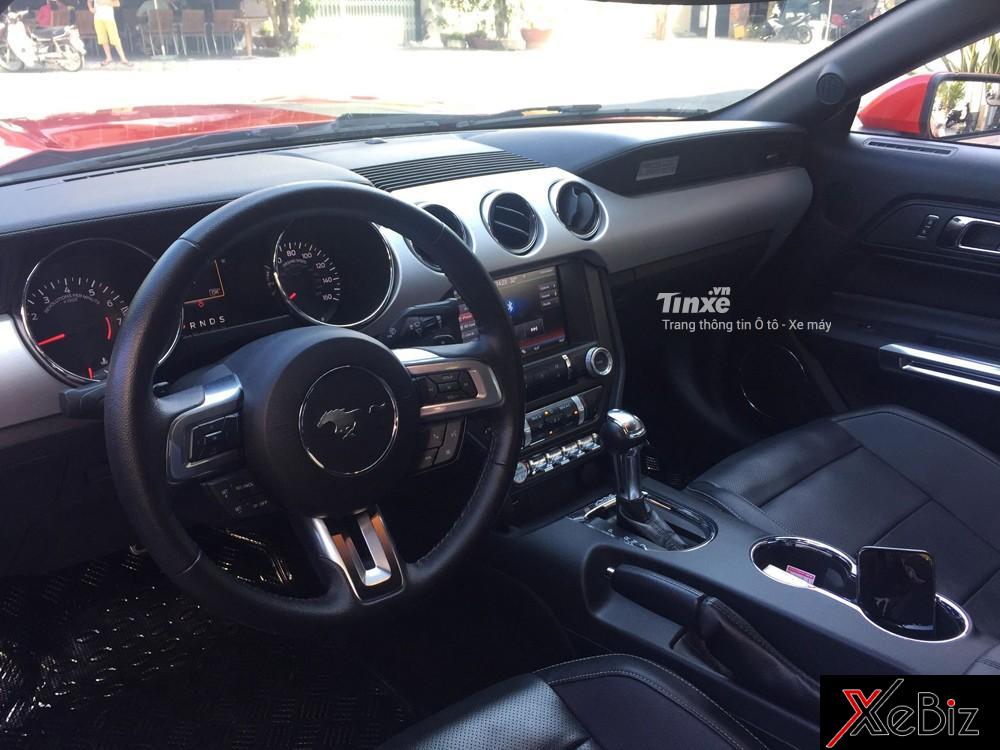 Tiến vào trong khoang lái Ford Mustang thế hệ thứ 6 của biker Nha Trang,&nbsp;ngựa hoang&nbsp;được trang bị màn hình cảm ứng trung tâm tích&nbsp;hợp thêm chức năng SYNC và MyFord Touch.&nbsp;