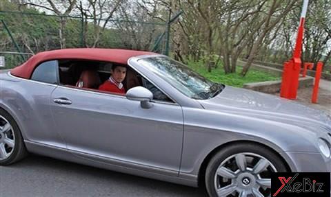Bentley Continental GTC có giá 195.000 USD lúc CR7 còn khoác áo M.U. Bentley Continental GTC có giá 195.000 USD lúc CR7 còn khoác áo M.U.
