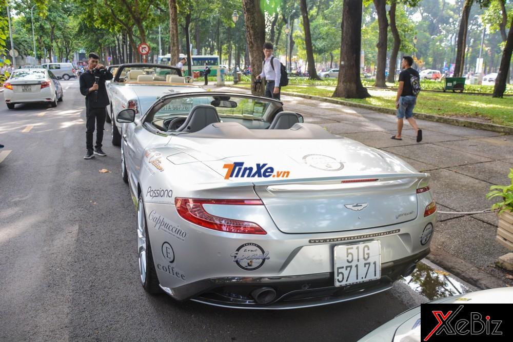 Tất cả các siêu xe mui trần đều nhận được lệnh mở mui. Trong ảnh là chiếc Aston Martin Vanquish Volante độc nhất vô nhị tại Việt Nam và đỗ phía trên là cặp đôi xe siêu sang mui trần Rolls-Royce Phantom Drophead Coupe. . Tất cả các siêu xe mui trần đều nhận được lệnh mở mui. Trong ảnh là chiếc Aston Martin Vanquish Volante độc nhất vô nhị tại Việt Nam và đỗ phía trên là cặp đôi xe siêu sang mui trần Rolls-Royce Phantom Drophead Coupe. .