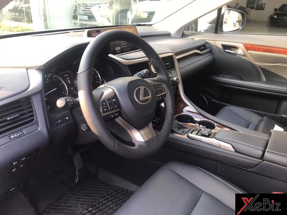 Mẫu&nbsp;crossover hạng sang 7 chỗ ngồi&nbsp;Lexus RX350L cũng&nbsp;được trang bị các tính năng an toàn như&nbsp;hệ thống Lexus Safety System+ với các&nbsp;tính năng như&nbsp;cảnh báo va chạm sớm, đèn pha thông minh, cảnh báo chuyển làn đường,&nbsp;phát hiện người đi bộ và hỗ trợ đánh lái.