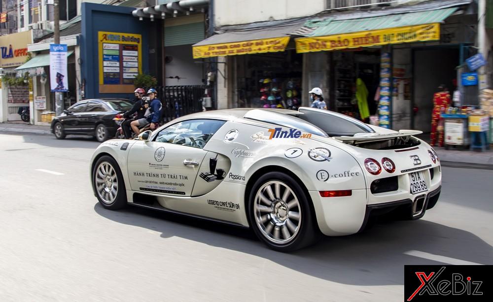 Nếu muốn đạt tốc độ tối đa trên siêu xe Veyron chủ nhân phải sử dụng chìa khoá riêng được cất trong chiếc hộp do hãng Bugatti sản xuất. Nếu muốn đạt tốc độ tối đa trên siêu xe Veyron chủ nhân phải sử dụng chìa khoá riêng được cất trong chiếc hộp do hãng Bugatti sản xuất.