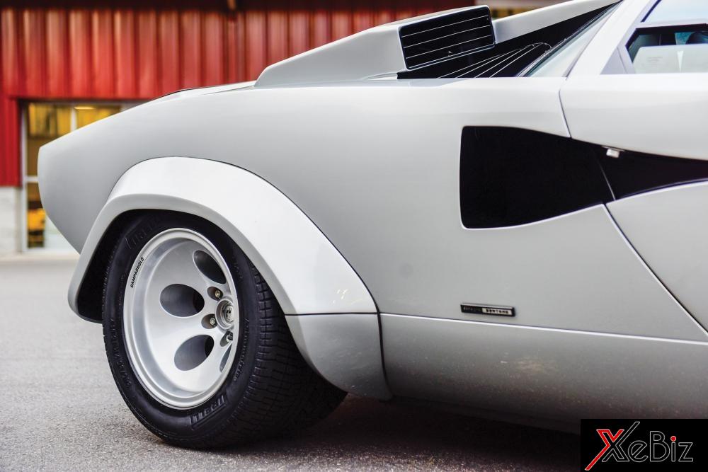Ngoại thất chiếc Lamborghini Countach LP400 S Series II chuẩn bị được rao bán được tắm với màu bạc