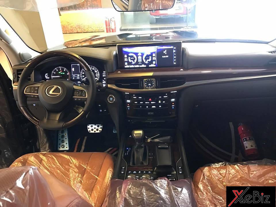 Lexus LX570 thế hệ mới là 1 trong những chiếc SUV hạng sang bán đắt như tôm tươi tại thị trường Việt Nam.  Lexus LX570 thế hệ mới là 1 trong những chiếc SUV hạng sang bán đắt như tôm tươi tại thị trường Việt Nam.