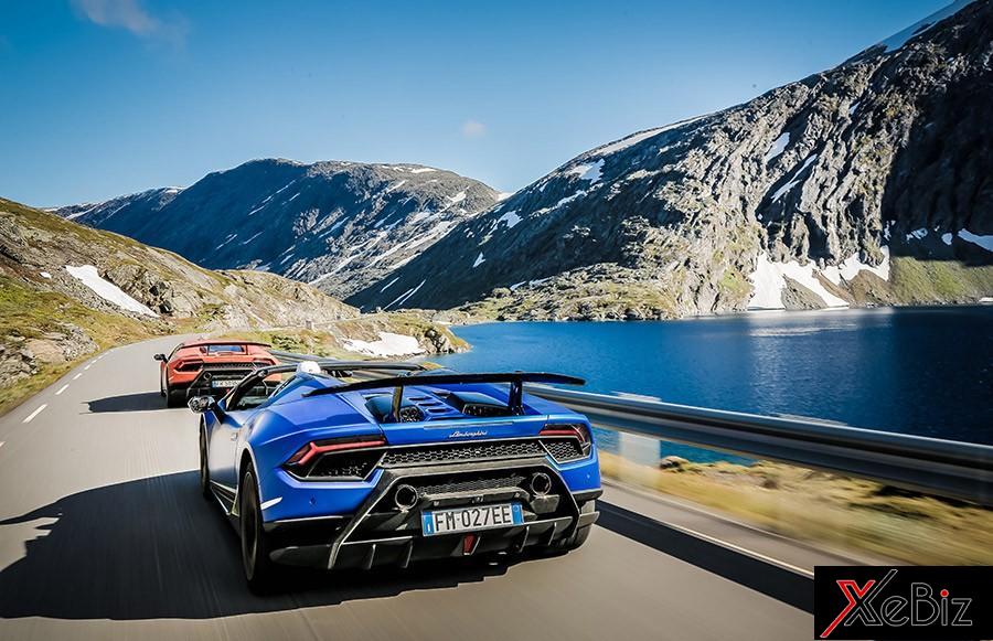 Cặp đôi Lamborghini Huracan Performante đang vượt qua con đường tại Jostedal Glacier, sông băng lớn nhất ở lục địa châu Âu