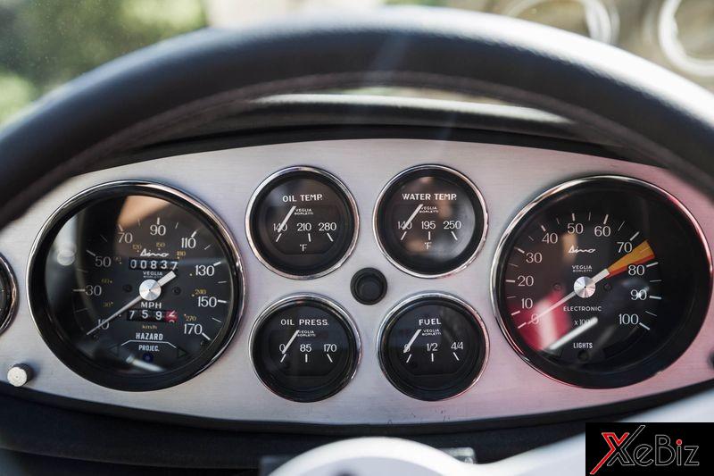 Bảng đồng hồ của chiếc Ferrari Dino độ
