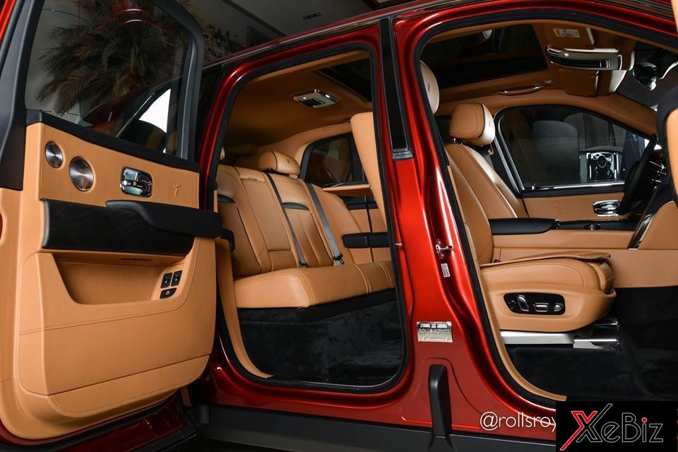 Hàng ghế sau của Rolls-Royce Cullinan khá thú vị khi được trang bị 2 option khác nhau, với Lounge Seat chiếc SUV siêu sang có ghế dài đủ chỗ cho 3 hành khách và có thể gập chỉnh điện. Option thứ 2 là Individual Seat với 2 ghế thương gia độc lập, được tách riêng bằng cụm điều khiển trung tâm cỡ lớn ở giữa, tích hợp tủ chứa ly whisky, chai đựng rượu, ly cao uống champagne và ngăn lạnh