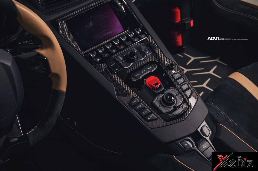 Tất nhiên không thể thiếu vô số chi tiết bên trong khoang lái bằng sợi carbon bóng làm điểm nhấn