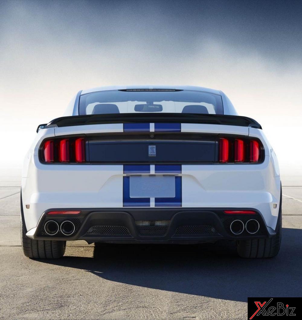Trái tim của Ford Mustang Shelby GT350 2019 là loại động cơ V8 dung tích 5,2 lít với trục khuỷu dạng mặt phẳng flat-plane, sản sinh công suất tối đa 526 mã lực và mô-men xoắn cực đại 582 Nm