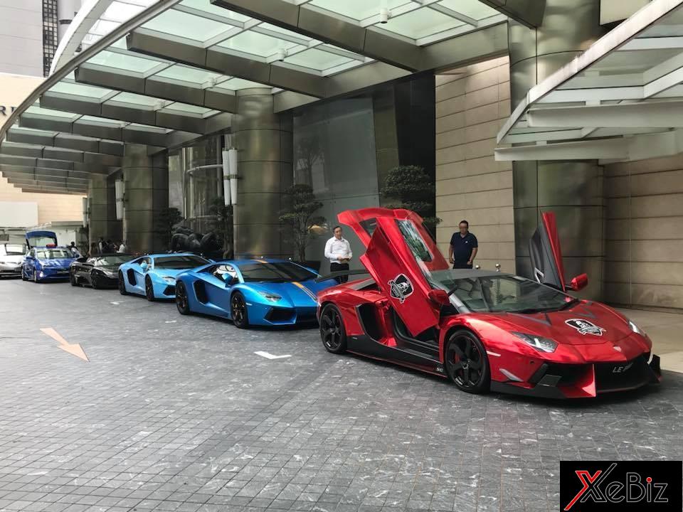 3 chiếc Lamborghini Aventador LP700-4 và chiếc xếp sau cùng mang màu sơn đen là Murcielago LP640-4 Roadster