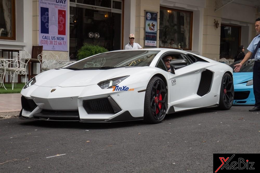 Bộ áo màu trắng kết hợp cùng body kit bằng sợi carbon giúp ngoại thất siêu xe Lamborghini Aventador này trở nên nổi bật Bộ áo màu trắng kết hợp cùng body kit bằng sợi carbon giúp ngoại thất siêu xe Lamborghini Aventador này trở nên nổi bật