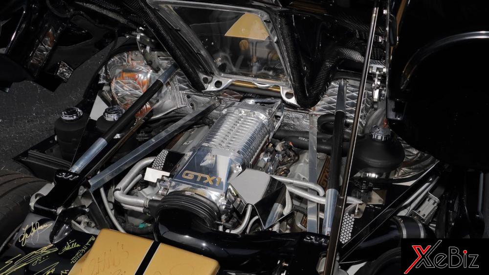 siêu xe mui trần Ford GTX1 vẫn sở hữu động cơ tăng áp V8 đặt giữa, dung tích 5.4 lít, sản sinh công suất tối đa 550 mã lực và mô-men xoắn cực đại 678 Nm