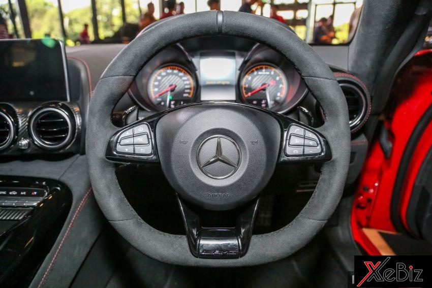 Tay lái AMG Performance với da Dinamica màu đen là một phần của gói AMG Dynamic Plus   Tay lái AMG Performance với da Dinamica màu đen là một phần của gói AMG Dynamic Plus