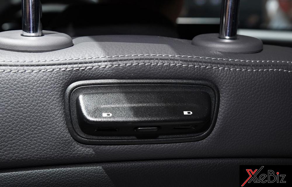2 cổng USB trên lưng ghế trước của Mercedes-Benz C-Class L 2018