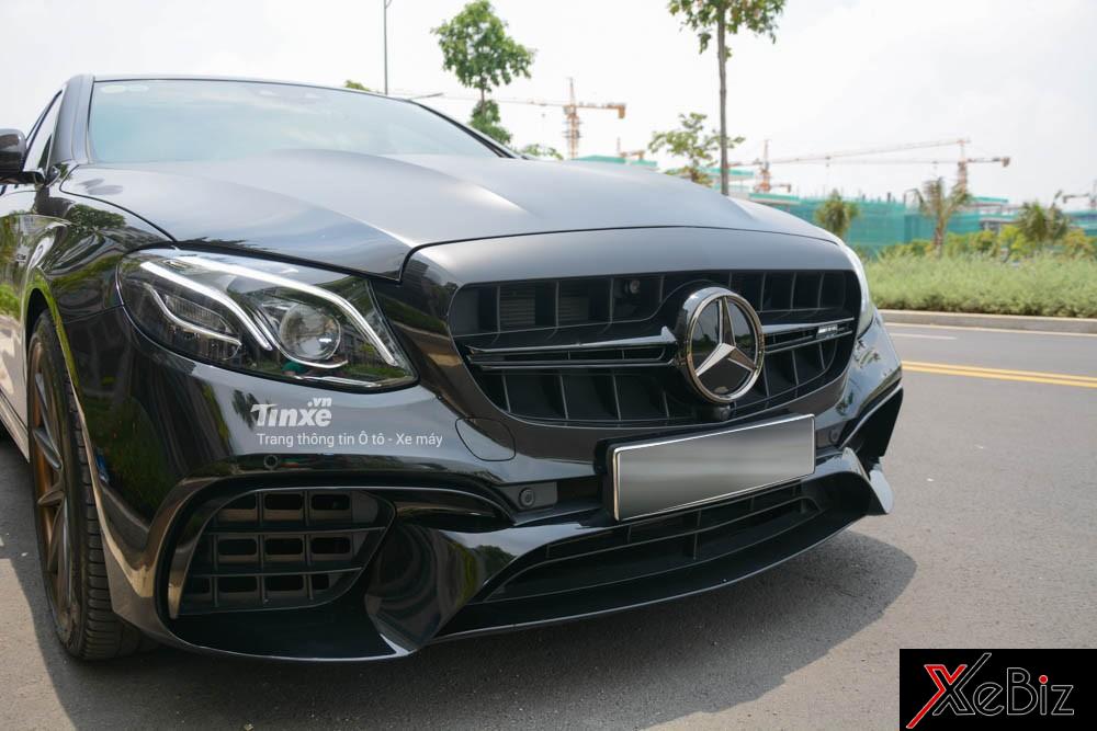 Sau khi lắp bản độ body kit E63 S lên chiếc Mercedes-Benz E300 AMG, công đoạn cuối cùng là đem xe đi sơn lại Sau khi lắp bản độ body kit E63 S lên chiếc Mercedes-Benz E300 AMG, công đoạn cuối cùng là đem xe đi sơn lại