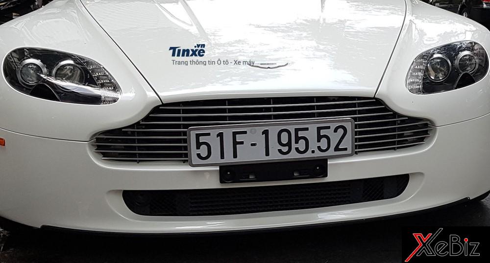 Ban đầu, hãng xe sang Aston Martin trang bị cho V8 Vantage Roadster khối động cơ V8