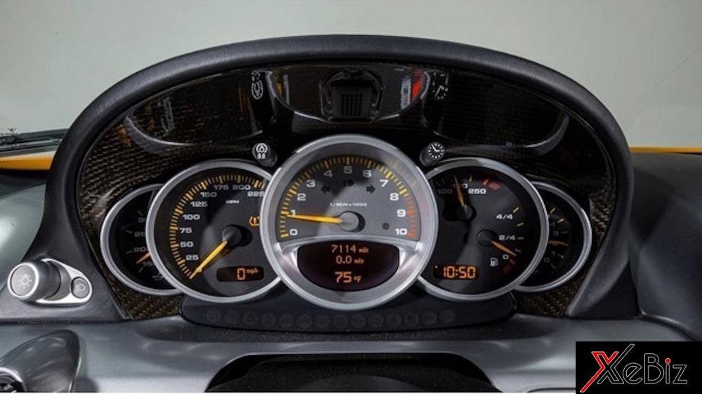 Porsche Carrera GT mang màu sơn vàng Signal từ lúc rời dây chuyền tại nhà máy cho đến nay đã lăn bánh được quãng đường dài 7114 miles