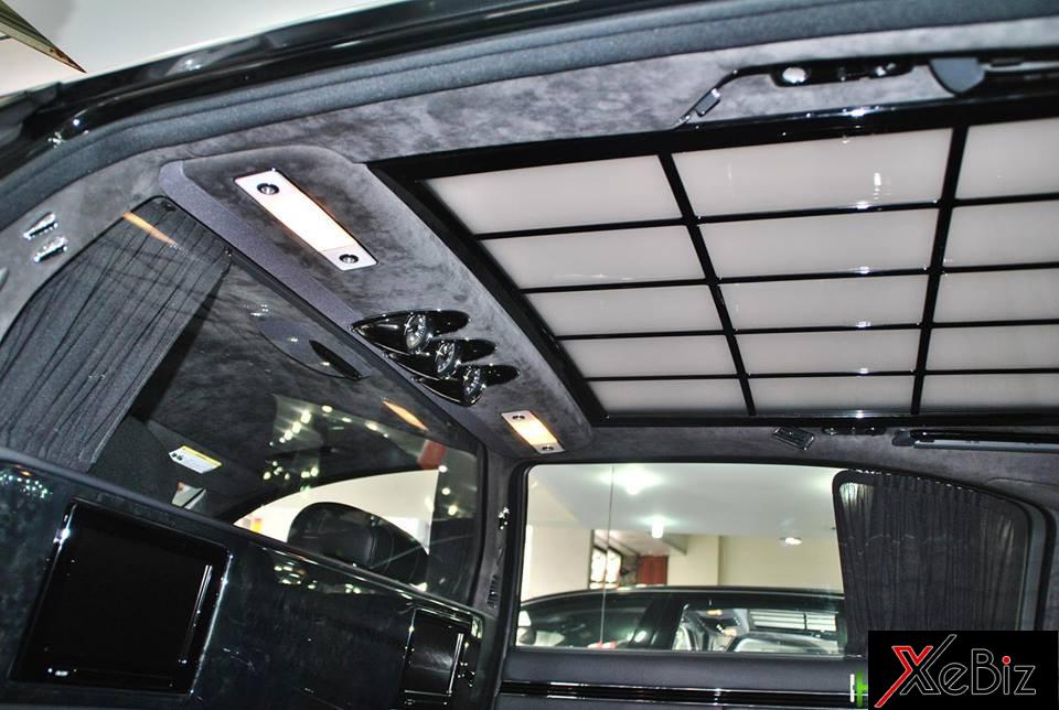 Ở trần xe khoang hàng ghế phía sau&nbsp;được trang bị thêm tuỳ chọn&nbsp;bằng kính và dễ dàng thay&nbsp;đổi&nbsp;độ trong cũng như màu sắc.