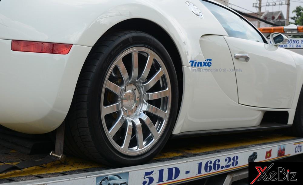 Đối lập với ngoại thất trắng của siêu xe Bugatti Veyron là các chi tiết như cánh lướt gió bên hông bằng sợi carbon. Cánh lướt gió này&nbsp;được&nbsp;đúc khá dày so với các siêu xe khác.
